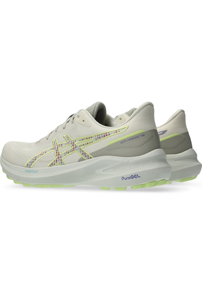Lichtgrijze hardloopschoenen met een gestructureerd mesh-bovenwerk, reflecterende accenten, een gevoerde zool en een groene rubberen buitenzool. Voorzien van ASICS-logo.