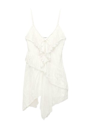 Robe blanche sans manches avec des bretelles fines, des couches froncées et un ourlet asymétrique, dotée d'un détail de nœud à l'encolure.