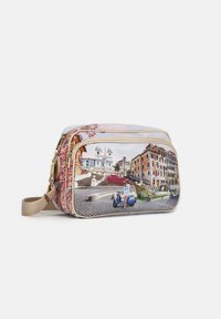 Borsa a tracolla stampata con design vivace di paesaggi urbani, tessuto morbido e accenti floreali, dotata di due scomparti con zip e tracolla regolabile.