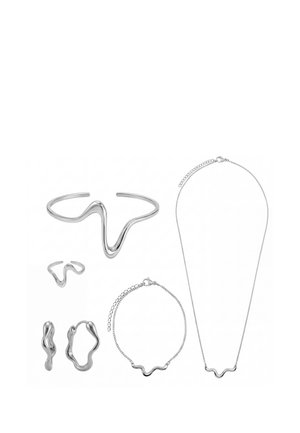 Set aus Silberschmuck mit wellenförmigem Design, einschließlich Manschettenarmband, Ring, Ohrringen, Kettenarmband und Halskette auf weißem Hintergrund.