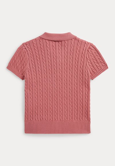 Ροζ πλεκτό πουλόβερ με κοντά μανίκια και σχέδιο με κοτσίδες, με ριμπ λαιμόκοψη, μανσέτες και τελείωμα, εμφανίζεται από πίσω με λευκό φόντο.