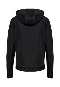 Schwarze Kapuzenjacke mit glatter Textur, tailliertem Design und Logodetail am Saum. Verfügt über Raglanärmel für Bewegungsfreiheit.