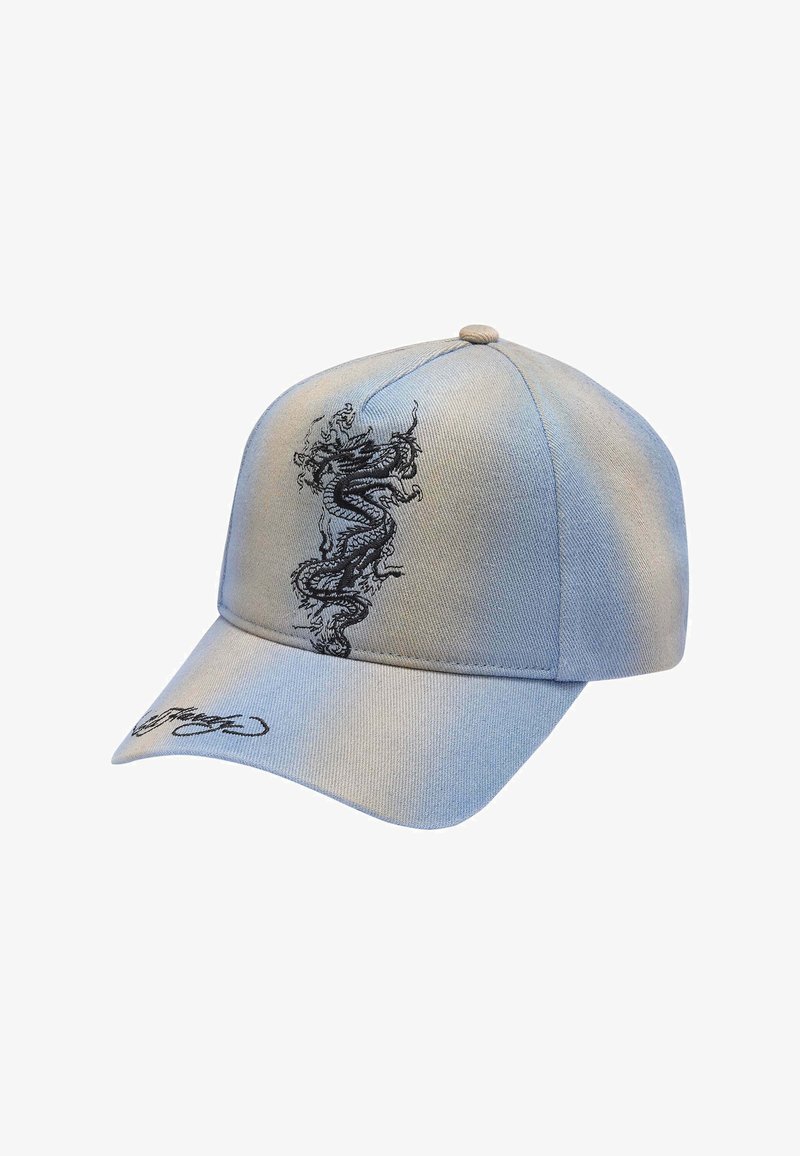 Hellblaues Denim-Cap mit gebogenem Schirm. Mit einem schwarzen gestickten Drachendesign auf der Vorderseite und einer Signatur auf dem Visier.