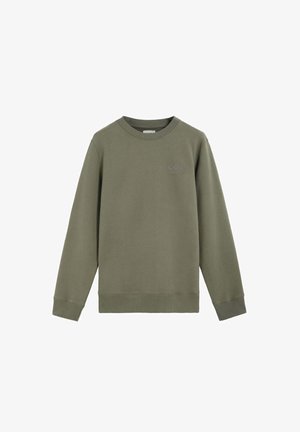 Sweatshirt vert olive en tissu doux, avec un col rond, des manches longues et des poignets côtelés, arborant un logo discret sur le devant.