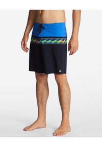 Niebieskie i czarne kąpielówki z kolorowym wzorem fal na pasie, z sznurkiem do regulacji i detalem logo na dolnej krawędzi.