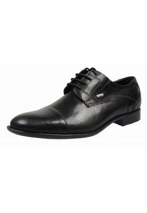 Chaussure Oxford pour homme en cuir noir avec bout droit, fermeture à lacets et petit talon, avec un petit logo métallique de la marque sur le côté.