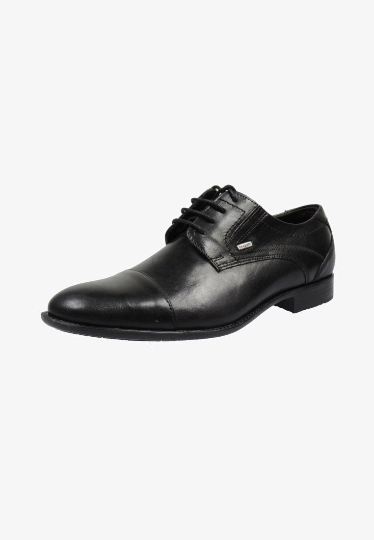 Chaussure Oxford pour homme en cuir noir avec bout droit, fermeture à lacets et petit talon, avec un petit logo métallique de la marque sur le côté.