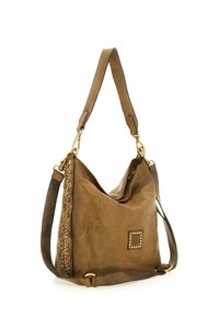 Borsa a spalla in pelle marrone con un design morbido, adornata con borchie decorative e una tracolla testurizzata. Presenta una tracolla regolabile.