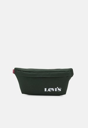 Ciemnozielona nerka marki Levi's z przednią kieszenią na zamek i białym logo Levi's na froncie na jednolitym tle.