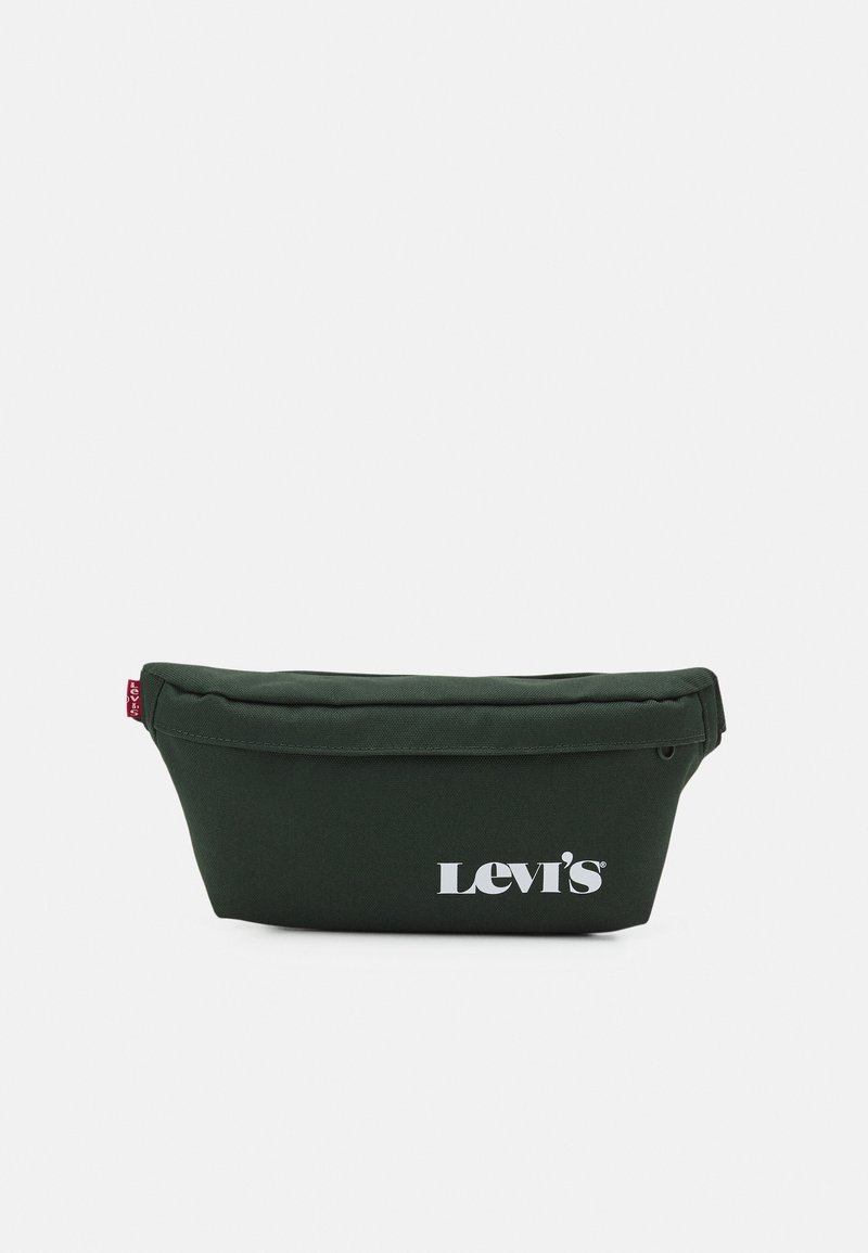 Sac banane Levi's vert foncé avec poche zippée à l'avant et logo blanc Levi's sur le devant sur fond uni.