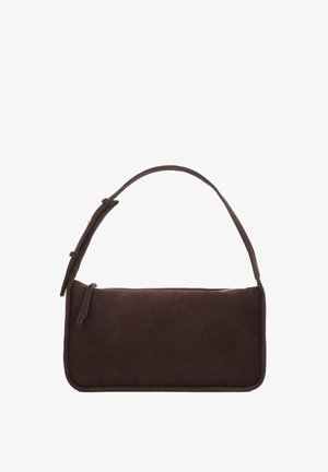 Borsa rettangolare in suede marrone scuro con chiusura a zip superiore singola e tracolla regolabile.