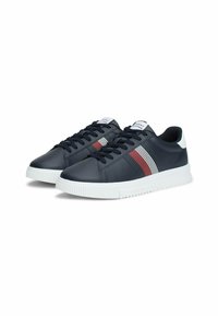 Sneakers in pelle blu navy con suola in gomma bianca; presentano accenti a strisce rosse e bianche e lacci neri; etichetta del marchio sulla linguetta superiore.