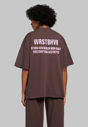 WRSTBHVR, WRSTBHVR T-SHIRT STUDIO V14 T-SHIRT UNISEX - Μπλουζάκι με στάμπα - chocolate brown