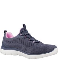 Zapato deportivo de punto en navy con acentos rosas, diseño de cordones, suela acolchada y parte superior de malla texturizada para mayor transpirabilidad y flexibilidad.