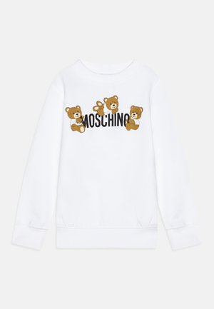 Vit sweatshirt med tre tecknade björnar och "MOSCHINO" i fet svart text. Mjuk tyg, ribbade ärmslut och nederkant.