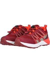 Röda och orangea löparskor med övre del i mesh och syntetmaterial, texturerade skosnören, dämpad sula och gummiyttersula med greppdetaljer.