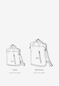 Due zaini, Yaizu (24x10x29 cm) e Morioka (27x12x38 cm), dotati di cerniere, spallacci regolabili e un design semplice e moderno.