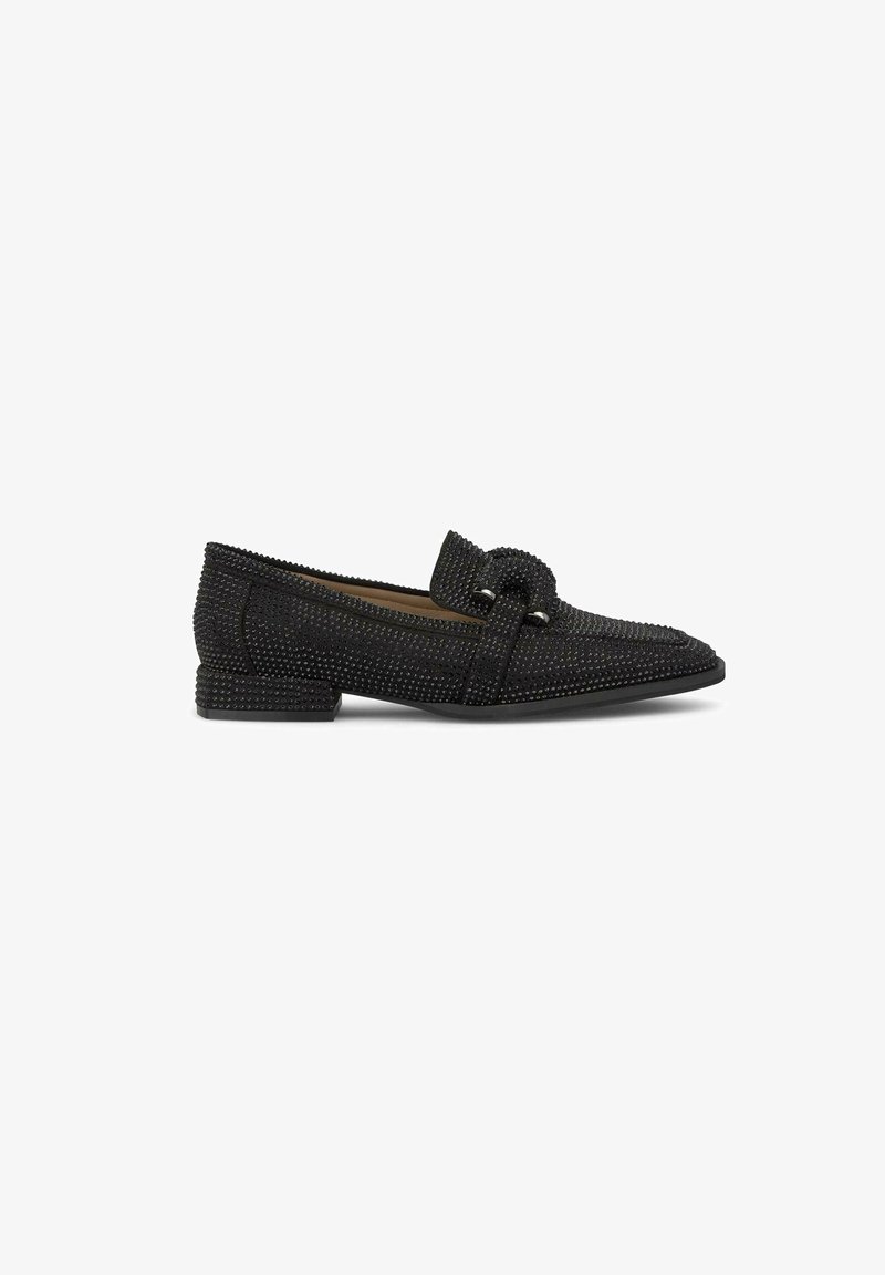 Zwarte loafers met een gestructureerde bovenkant, versierd met kleine studs, met een lage vierkante hak en een decoratieve knoopdetail op de teen.