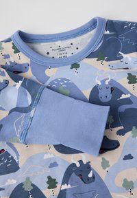 Blauw langemouwen shirt met dinosaurussen en landschapsmotieven, gemaakt van zachte katoen, met ribgebreide manches en een ronde halslijn.