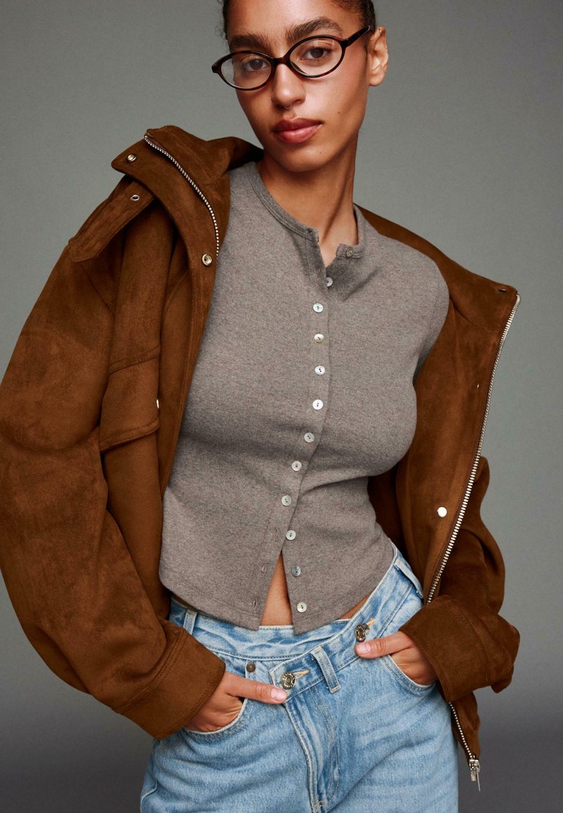 Bershka BUTTONED Gilet sand/sable