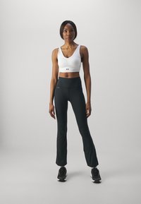 Under Armour MOTION FLARE PANT - Legingi - black/jet gray