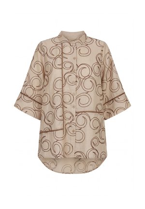 Beige blouse met knopen, bruine krulpatronen, driekwart mouwen en een hoog-laag zoom.