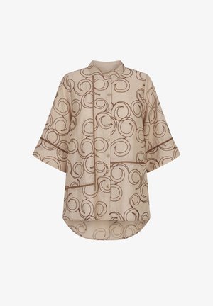 Chemise beige boutonnée avec des motifs tourbillonnants marron, manches trois-quarts et ourlet haut-bas.