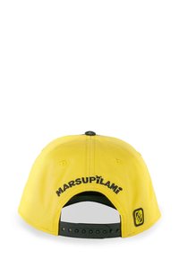 Casquette de baseball jaune avec broderie noire "MARSUPILAMI" à l'arrière, strap ajustable, bouton rond sur le dessus, texture de tissu lisse.