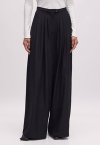 EDITED BUNDFALTEN SANDY - Stoffhose - schwarz