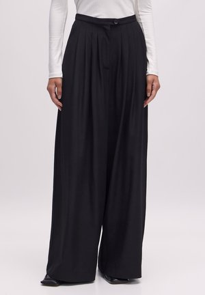 EDITED BUNDFALTEN SANDY - Broek - schwarz