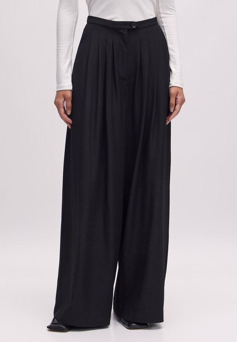 EDITED BUNDFALTEN SANDY - Stoffhose - schwarz