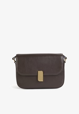 Dunkelbraune Leder-Crossbody-Tasche mit einem gefalteten Klappenverschluss und goldenen Hardware-Details. Glatte Textur, minimalistisches Design und rechteckige Form.