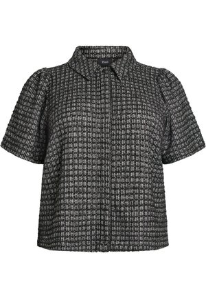 Blusa de manga corta a cuadros en blanco y negro con cuello puntiagudo y mangas ligeramente abullonadas.
