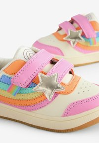 Baskets colorées pour enfants en cuir synthétique mélangeant du rose, de l'orange et du bleu, avec des bandes velcro et un accent d'étoile argent métallique.