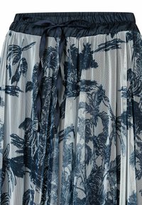 Plissierter Rock aus transparentem Stoff mit floralem und tropischem Druck in Marineblau auf hellem Hintergrund. Verfügt über einen Satinhüftbund und ein Satinband zum Binden.