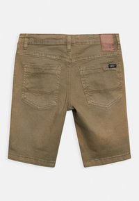 Olijfgroene shorts met een gladde textuur, voorzien van twee achterzakken, beige labeldetails en contrasterende stiksels.