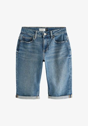 Siniset farkkushortsit, jotka ulottuvat polveen ja joissa on käänteet, viisi taskua ja metallinen nappisuljenta. Kangas näyttää hieman haalistuneelta.