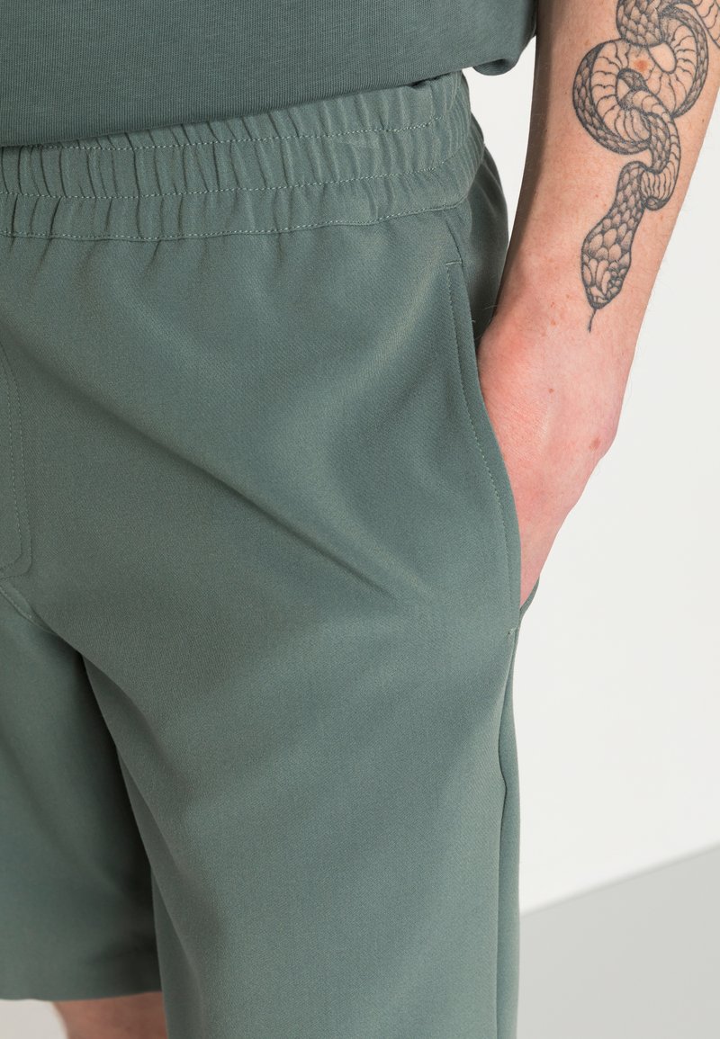 Herren Chino Shorts | Samsøe Samsøe SMITH Shorts balsam green/dunkelgrün - TH84913 Herren Chino Shorts | Samsøe Samsøe SMITH Shorts balsam green/dunkelgrün - TH84913