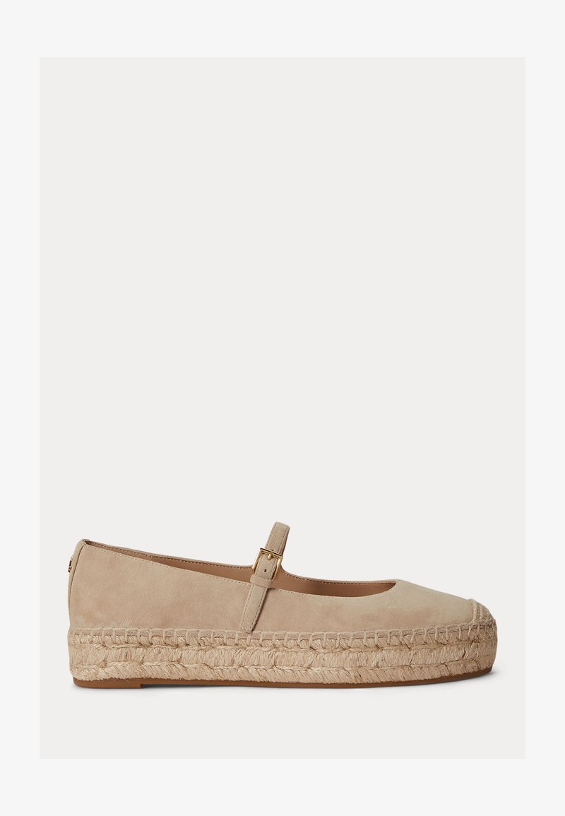 Chaussure plate Mary Jane en daim beige avec une bride à boucle dorée et une épaisse semelle en jute tressé style espadrille sur fond blanc.