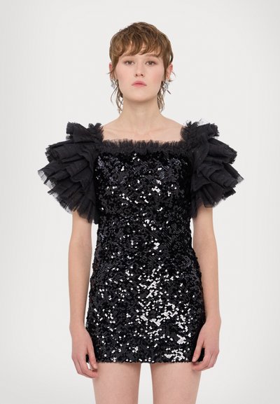 Vestido corto negro con lentejuelas, con escote cuadrado y adornado con mangas abullonadas de tul en capas, creando una apariencia texturizada y reflectante.