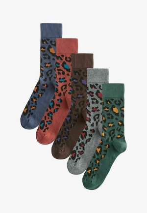 Fem par crew-sokker i forskellige farver (blå, rust, brun, grå, grøn) med kontrasterende dyreprintmønstre i livlige nuancer.