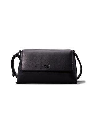 Sac à bandoulière rectangulaire en cuir noir avec rabat avant et sangle réglable, embossé d'un petit logo "CK" au centre devant.