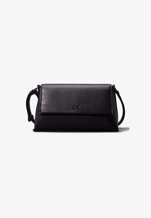 Sac à bandoulière rectangulaire en cuir noir avec rabat avant et sangle réglable, embossé d'un petit logo "CK" au centre devant.