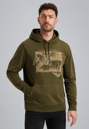 Olijfgroene hoodie van zacht materiaal, met een grafische print in beige en geel. Inclusief een voorzak en verstelbare trekkoordkap.