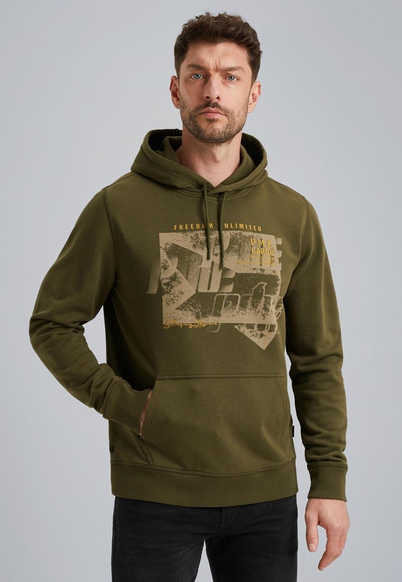 Olijfgroene hoodie van zacht materiaal, met een grafische print in beige en geel. Inclusief een voorzak en verstelbare trekkoordkap.
