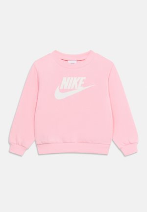 Roosa pikkade varrukatega dressipluus soonikkoes varrukate ja äärega, millel on valge Nike'i logo ja keskjoonel rinnal Swoosh.