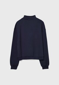 Marineblauwe cropped sweatshirt met een hoge kraag, lange mouwen en geribbelde boorden. Zachte stof met een gladde textuur. Geen zichtbare patronen of logo's.