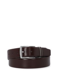 Bruine leren riem met een gladde afwerking, voorzien van een zilveren metalen gesp en meerdere verstelgaten voor maatvoering.