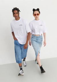 YOURTURN UNISEX - Potiskana majica - white
