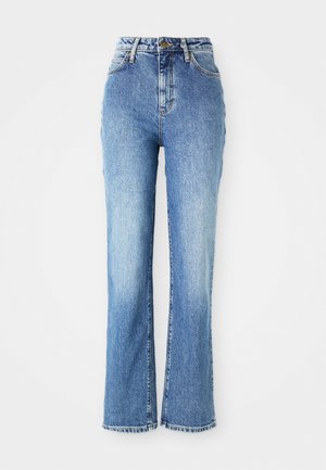 Jeans in denim blu a vita alta con gamba a campana, caratterizzati da un lavaggio chiaro, sbiaditura sottile e orli sfilacciati con dettagli di cucitura classica.